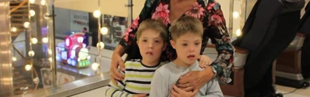 Mira žena sa najvećim srcem - usvojila dva dečaka sa Daunovim sindromom nakon što ih je majka napustila