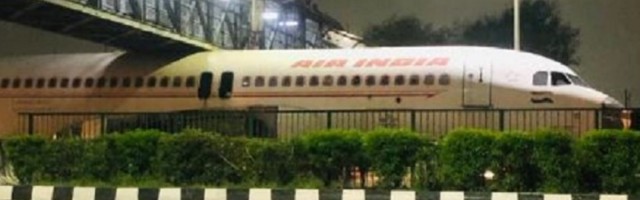 Avion se zaglavio ispod nadvožnjaka: Svi se pitaju kako