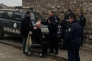 Заплена вина и ракије српској породици у Великој Хочи у пратњи полиције