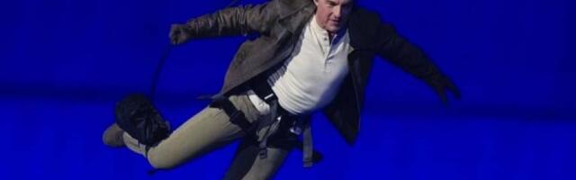 ZGRABILA GA I NE PUŠTA! Mreže gore zbog SNIMKA Toma Kruza i obožavateljke na Olimpijskim igrama! (VIDEO)