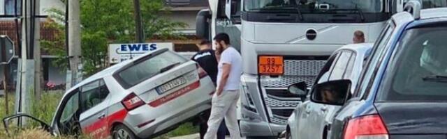 Auto sleteo u kanal nakon sudara sa cisternom u Trbušanima