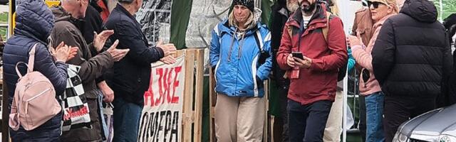 Građani okupljeni kraj šatora Dijane Hrke, a stanovnici Ćacilenda se sunčaju ispred Skupštine