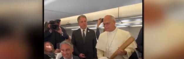 PAPA LAV DRŽI BEJZBOL PALICU U AVIONU! Hit snimak na društvenim mrežama (FOTO/VIDEO)