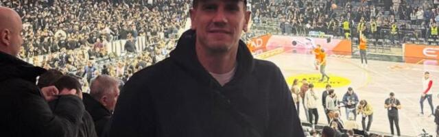 DAO JE VIŠE OD 1.000 GOLOVA, A NA DERBIJU GA NIKO NIJE PREPOZNAO! Legendarni as stavio kačket na glavu i sa navijačima Partizana pratio okršaj večitih!