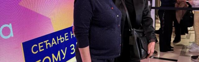 UDOVICA GOCA I ĆERKA ŽAKLINA ČUVAJU USPOMENU NA TOMU: Porodica uživa na koncertu uz suze i aplauz na Zdravkovićeve pesme (FOTO)