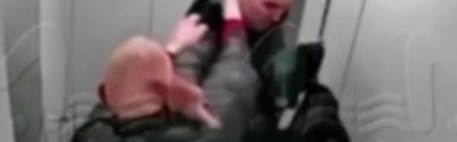 PRVO SE KRVNIČKI POBILI U LIFTU, PA SE BRATSKI IZGRLILI: Snimak dvojice Rusa zapalio mreže - NEVERICA (VIDEO)