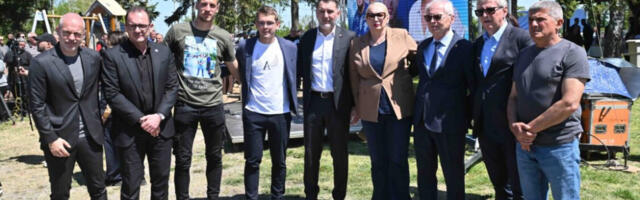 Delegacija FSS odala počast žrtvama u Malom Orašju: "Teško je pronaći reči, ova bol pogađa sve" (FOTO)