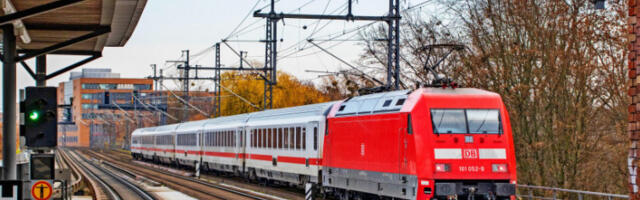Два теретна вагона исклизнула са моста у Минхену, једна особа погинула