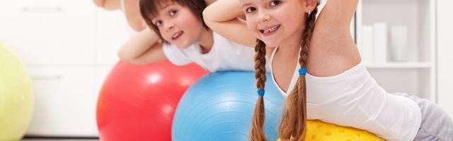 Najzanimljivije fizičke aktivnosti za decu kod kuće - ples, fudbal, joga, tenis... (VIDEO)