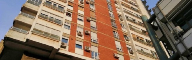 DRAMA Muškarac preti da će da skoči sa solitera (VIDEO)
