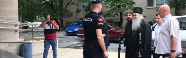 Опозиција пробила у зграду Општине у Будви, Амфилохије у полицији