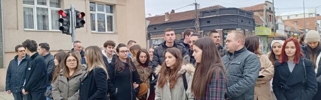 Studenti Tehnološkog u Leskovcu blokirali Bulevar oslobođenja, profesori i dekan ih podržali (foto-video)