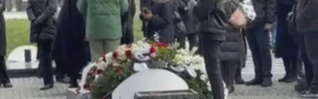 POGLEDAJTE ŠTA JE ĆERKA MILORADA MILINKOVIĆA URADILA NAKON SAHRANE: Potresan snimak sa groblje razara dušu! (VIDEO)