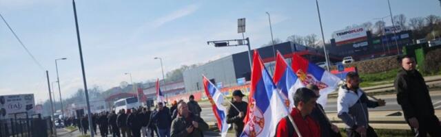 HRABRO KORAČAJU KA CILjU: Treći dan pešačenja Srba sa KiM - konačno ih dočekalo sunce (FOTO)