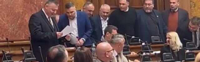 Grupa SNS-ovaca opkolila Stamatovićevog poslanika koji je digao glas protiv Vučića: Raspoređivao ih Jovanov (VIDEO)