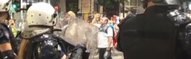 PIJANI BLOKADERI NASRĆU NA POLICIJU Viču &quot;Koga štitite, ova g***a neobrazovana iz Bosne&quot; (VIDEO)