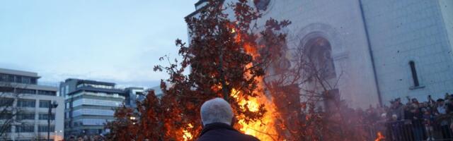 SPC sutra slavi Badnji dan: Evo šta svaka kuća mora da uradi i zašto se badnjak seče baš sa tri udarca