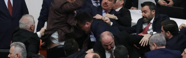 Žestoka tuča u turskom parlamentu: Sevali udarci rukama i nogama, nastradao najmanje dan poslanički nos