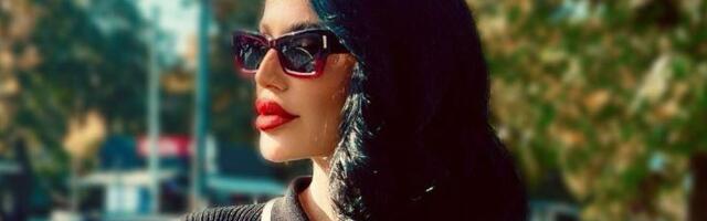 NOGE UVIS, MREŽASTE ČARAPE, A NA ŠTIKLAMA LISICE: Indi objavila fotografiju na ivici erotike, evo kako se pevačica zabavlja u krevetu (FOTO)