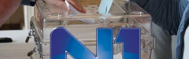 SRAMOTNO IZVEŠTAVANJE NA N1 TELEVIZIJI: Ohrabruju blokadere! Ko je dozvolio da unutar biračkog mesta pričaju o “blokaderskim protestima” i novoj političkoj snazi? (VIDEO)