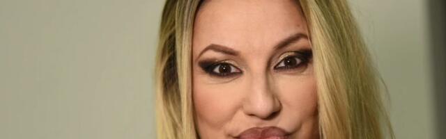 HALTER HALJINA Rade Manojlović POMAMILA MUŠKARCE NA NASTUPU: Sevaju butine jače od bliceva!