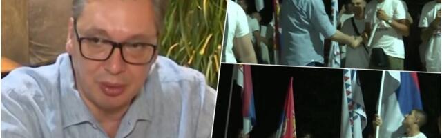 "NA SKUP 27. JUNA DOLAZI 2.500 BAJKERA, ZASTAVA ĆE IMATI 1.000 KILOGRAMA" Predsednik Vučić u Inđiji razgovara sa građanima koji pešače do Beograda