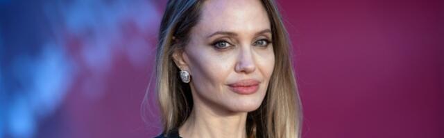 Anđelina Džoli otkrila idealnu torbu za putovanje: Staje sve što vam treba, a izgleda elegantno