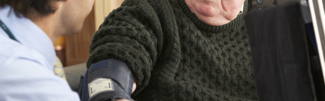 Žali se penzioner doktoru...