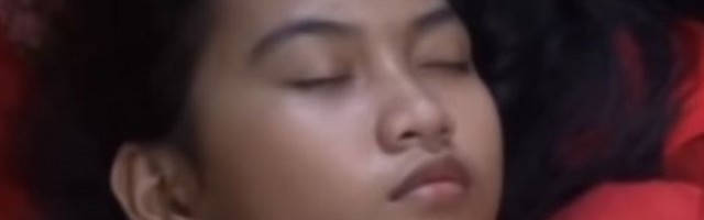 Tinejdžerka pati od retke bolesti, zna da spava i po 13 dana bez buđenja, a niko ne zna koji je pravi razlog! (VIDEO)