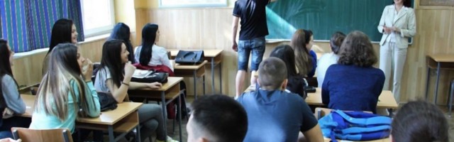 Intoniranje himne 1. septembra u svim školama, a za udžbenike dižite kredite