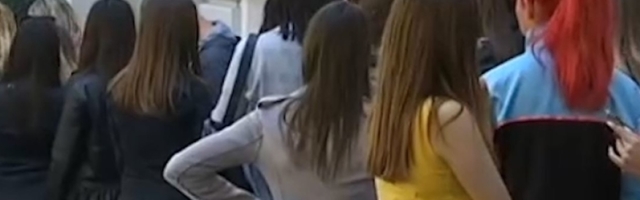 300 žena bez maski i distance čeka u redu (VIDEO)