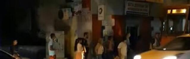 Žena (is)pala iz tramvaja: Sve stoji u Bulevaru (VIDEO)
