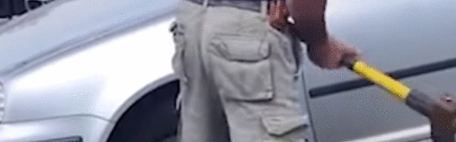 Muškarac je uzeo veliku sekiru i svom snagom razbio prozor na parkiranom automobilu - minut kasnije prozvali su ga HEROJEM!