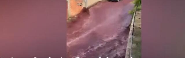 Obojili grad: Reka crvenog vina teče niz ulicu (VIDEO)