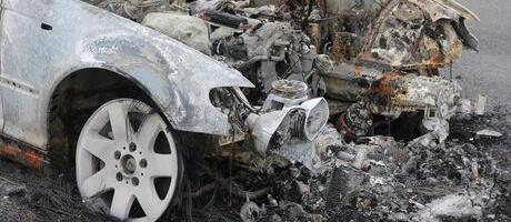 Izgoreo luksuzni BMW, plamen pretio da se proširi i na kuću: Incident u Novom Pazaru