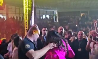 Dragani Mirković postalo NEPRIJATNO nakon što joj muškarac iz obezbeđenja nije dao da "MRDNE" na nastupu (VIDEO)