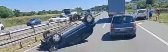 Karambol na autoputu kod Požarevca: U prevrtanju automobila povređena žena i dete (FOTO/VIDEO)