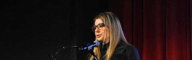 Bleda, iscrpljena, podočnjake skriva naočarima: Viki Miljković stigla u Beograd nakon sahrane brata FOTO