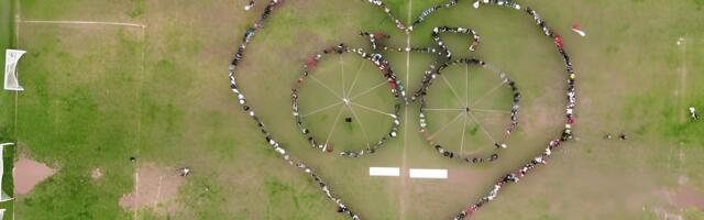 Veličanstven performans u Kragujevcu: Ljudi telima napravili bicikl i pumpu (VIDEO)