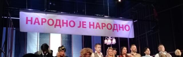 „Narodno je narodno“ – transparent podrške beogradskom pozorištu na otvaranju niškog festivala