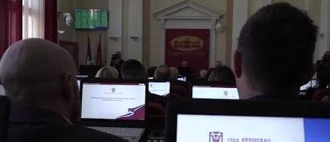 LOKALNA REŠENJA ZA STATUS RODITELJ-NEGOVATELJ: Nova podrška za porodice teško obolele dece dok se čeka sistemski zakon na državnom nivou