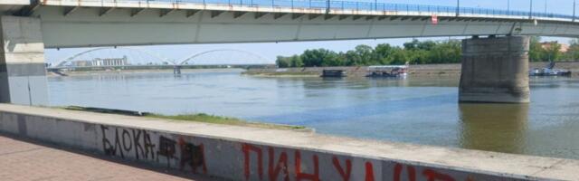 VIDEO: Zborovi građana Novog Sada prekrečili poruke mržnje na Keju žrtava racije