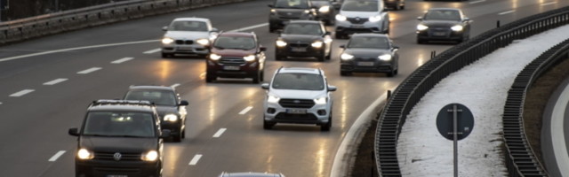 Deca se bacaju ispred auta koji je u vožnji, pa ga izbegavaju! Očevici zgranuti!