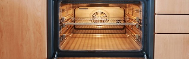 ZAMOTALA JE MASNE REŠETKE IZ RERNE U FOLIJU i potopila ih - dodala je samo JEDAN SASTOJAK iz kuhinje i izgledale su KAO NOVE! Bez MUKE i TRLJANJA /VIDEO/