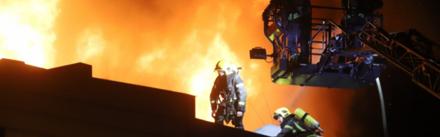 DRAMA U BLOKU 70: Požar delimično pod kontrolom, vatrogasci u pripravnosti, i dalje se pojavljuju plameni nad zgradom (VIDEO)