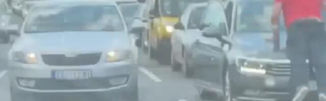 Popeo se vozaču na haubu i napravio kolaps (VIDEO)