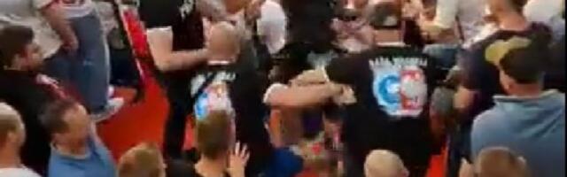Jezive scene u Roterdamu: Navijači se sukobili na tribini, bilo je i povređenih! (UZNEMIRUJUĆI VIDEO)