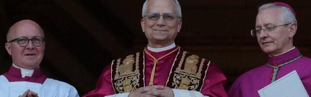 Zašto papa nosi CRVENE cipele? Tajna iza najupečatljivijeg detalja iz Vatikana