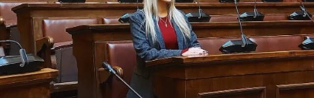 "Budite promena koju želite da vidite!" Ćerka naše pevačice ZASENILA POJAVOM U SKUPŠTINI SRBIJE, ređa samo DESETKE na fakultetu - MAJKA JE PONOSNA NA NJU!