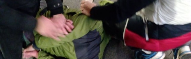 (FOTO) MUŠKARAC "PAO" SA DESET GRAMA KOKAINA ISPRED TRŽNOG CENTRA "BIG FEŠN"! Velika akcija policije!